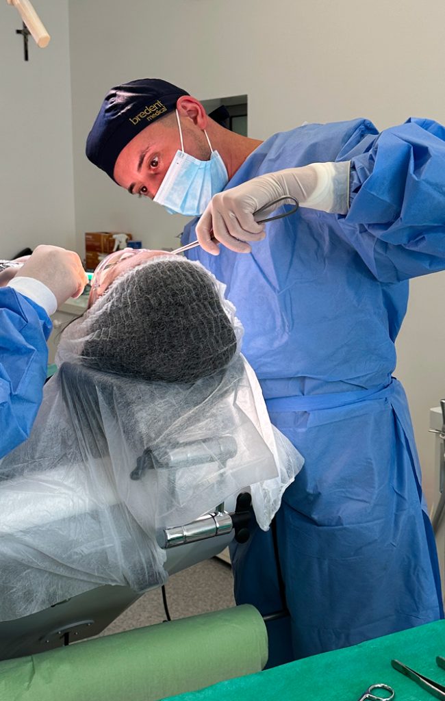 Implant dentar Zigomatic